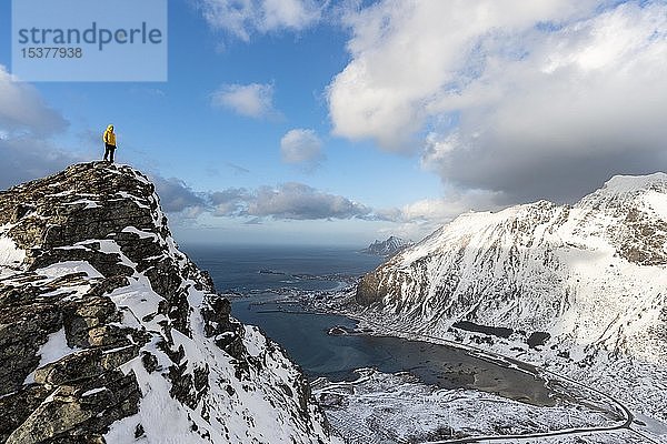Wanderin schaut vom Volandstinden in die Ferne  hinter Ramberg  Flakstadøya  Lofoten  Norwegen  Europa