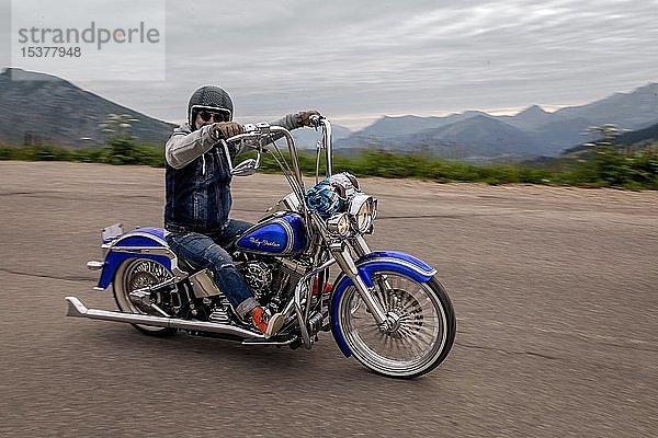 Mann auf einem Harley-Davidson-Motorrad  Morzine  Frankreich  Europa