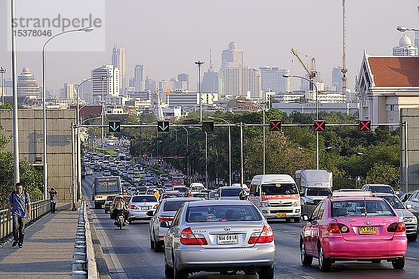 Autoverkehr  Pink Klao Brücke  Verkehrsstau zur Rush Hour  Bangkok  Thailand  Asien