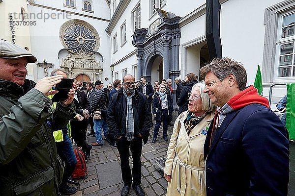 Der Politiker Robert Habeck  Bundesvorsitzender von BÜNDNIS 90/DIE GRÜNEN  bei einem Wahlkampfauftritt auf dem Jesuitenplatz in Koblenz  Deutschland  Europa