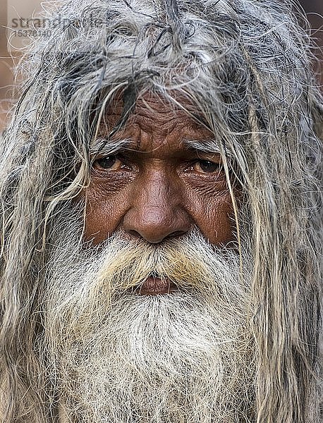 Porträt eines Mannes aus Uttar Pradesh  Indischer Mann  Altstadt von Varanasi  Indien  Asien