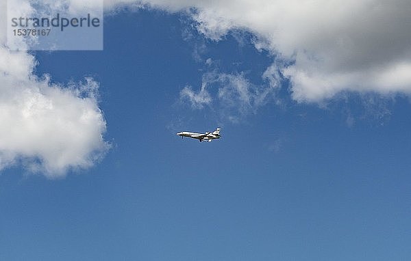 Business Jet vor blauem Wolkenhimmel  Dassault Aviation  Falcon 8X  International Paris Air Show  Le Bourget  Paris  Frankreich  Europa