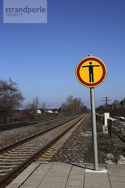Warnschild an der Bahnstrecke  Warthausen  Biberach  Oberschwaben  Baden-Württemberg  Deutschland  Europa