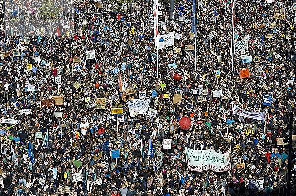 Menschenmenge von oben  Demonstranten beim Klimastreik  Demonstration 20.09.2019  fridays for future  Freiburg im Breisgau  Baden-Württemberg  Deutschland  Europa