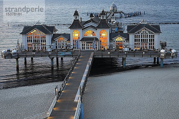 Beleuchtete Seebrücke Sellin im Abendlicht  Ostseebad Sellin  Insel Rügen  Mecklenburg Vorpommern  Deutschland  Europa