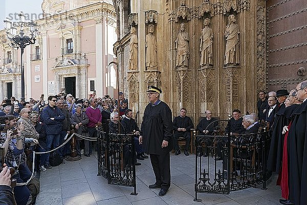 Historisches Wassergericht  Tribunal de les Aigües  vor dem Apostelportal der Kathedrale  Ciutat Vella  Altstadt  València  Spanien  Europa