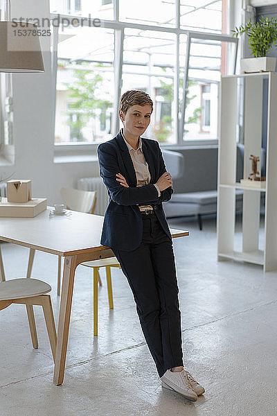 Porträt einer selbstbewussten Geschäftsfrau im Amt