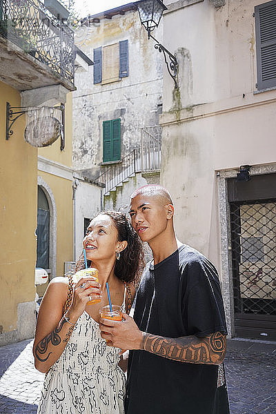 Porträt eines jungen Paares  das die Stadt entdeckt  Lecco  Italien