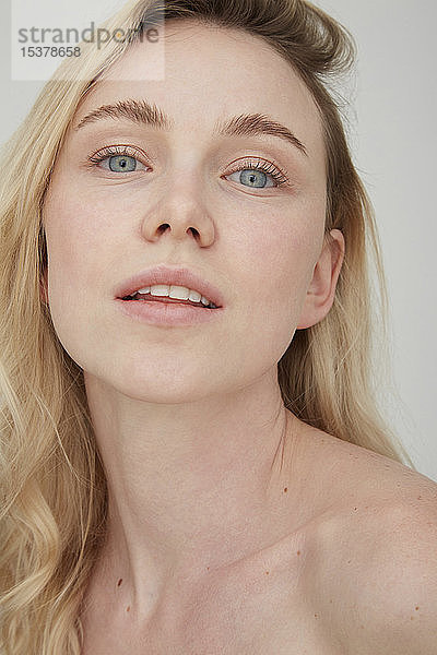 Bildnis einer blonden jungen Frau mit blauen Augen