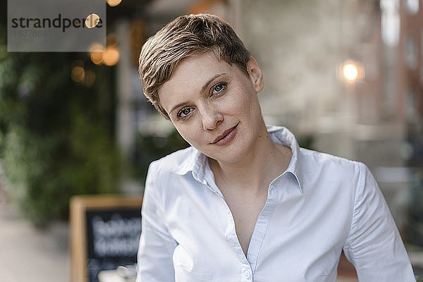 Porträt einer selbstbewussten Frau in einem Cafe