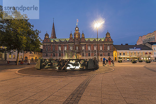 Beleuchtetes Rathaus gegen blauen Nachthimmel in Malmö  Schweden