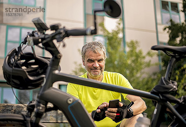 Erwachsener Mann macht eine Pause während seiner Fahrradtour mit einem E-Bike