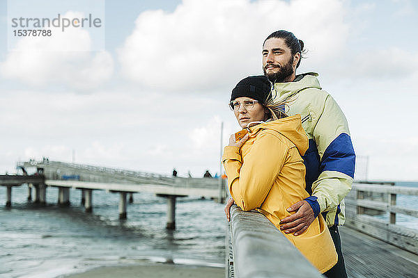 Ehepaar auf der Seebrücke in Heiligenhafen