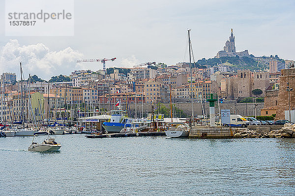 Frankreich  Provence-Alpes-Cote d'Azur  Marseille  alter Hafen  Jachthafen mit Basilique Notre-Dame de la Garde