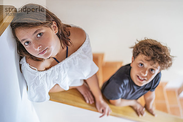 Porträt eines Jungen und eines Mädchens auf einer Treppe