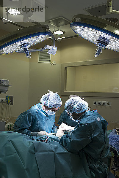 Chirurgen und Krankenschwester bei einer Fußoperation