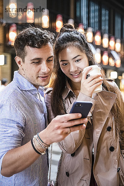 Ehepaar nutzt Smartphone in Ginza  Tokio  Japan