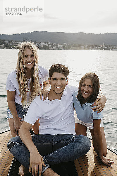 Porträt von glücklichen Freunden bei einer Bootsfahrt auf einem See