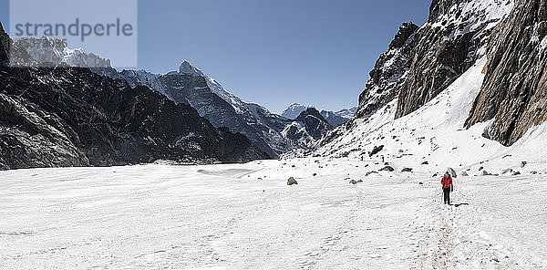 Junge Frau wandert im Sagarmatha-Nationalpark  Everest-Basislager-Trek  Nepal