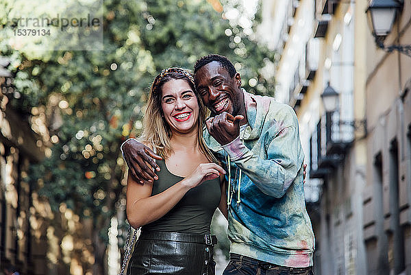 Porträt eines Paares auf der Straße  das sich amüsiert  Madrid  Spanien