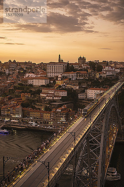 Panoramablick auf Porto mit Ponte Dom Luis Iat Sonnenuntergang  Portugal