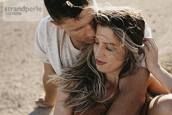 Liebenswertes junges Paar am Strand