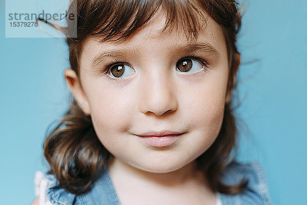 Porträt eines süßen kleinen Mädchens  blauer Hintergrund