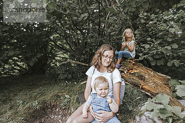 Mutter mit zwei Töchtern in einem Wald