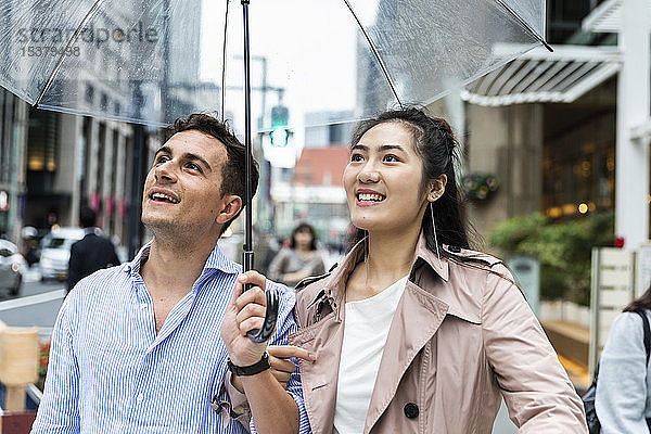 Glückliches Paar mit Regenschirm in Ginza  Tokio  Japan