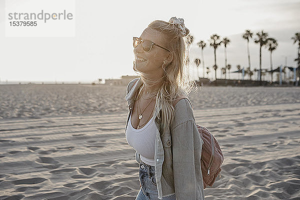 Glückliche junge Frau am Strand  Venice Beach  Kalifornien  USA