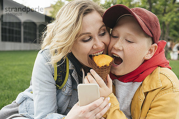 Mutter und Sohn essen gemeinsam Eiscreme