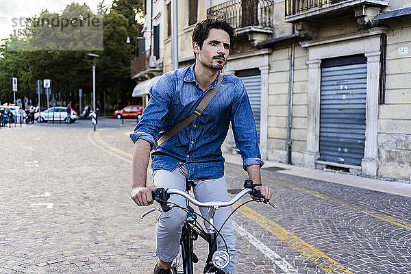 Mann auf dem Fahrrad in der Stadt