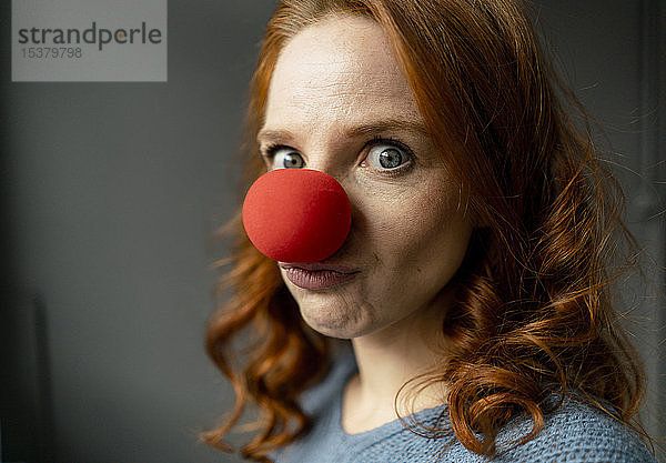 Bildnis einer rothaarigen Frau mit Clownsnase