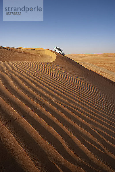 Sultanat Oman  Wahiba Sands  Dünenschlachten in einem SUV