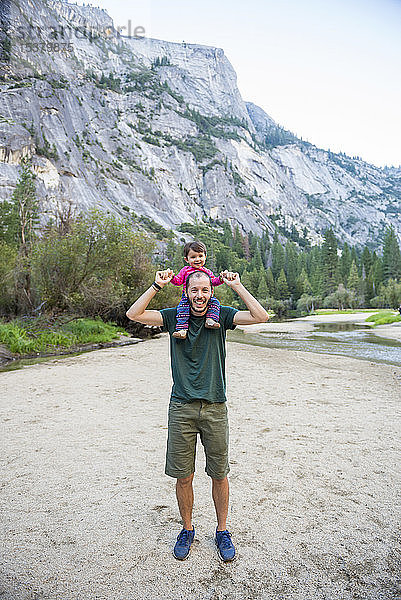 Porträt eines glücklichen Vaters  der seine kleine Tochter auf den Schultern trägt  Yosemite National Park  Kalifornien  USA