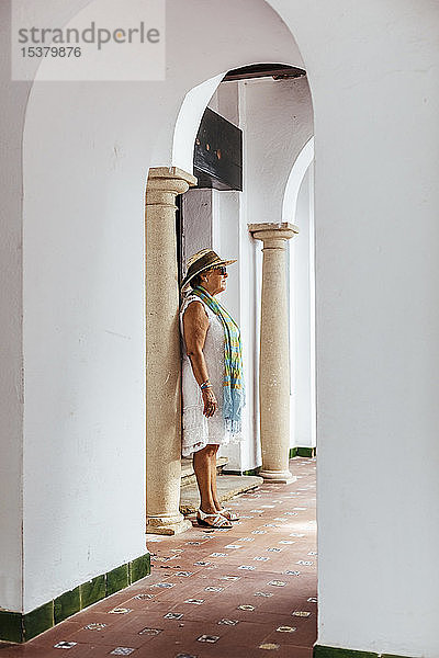 Ältere Touristin in einem Dorf  El Roc de Sant Gaieta  Spanien