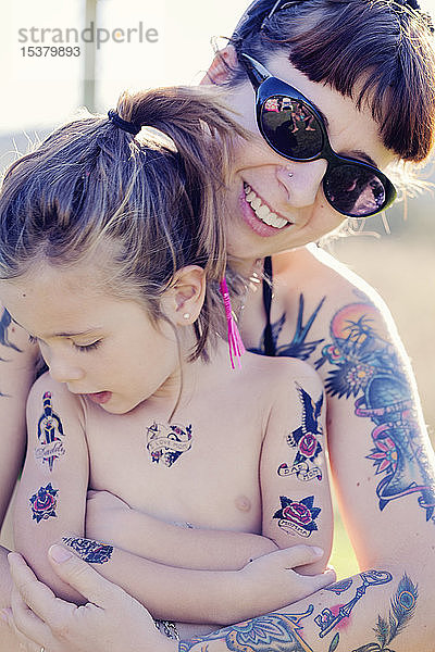 Mutter und ihre Tochter  mit falschen Tätowierungen