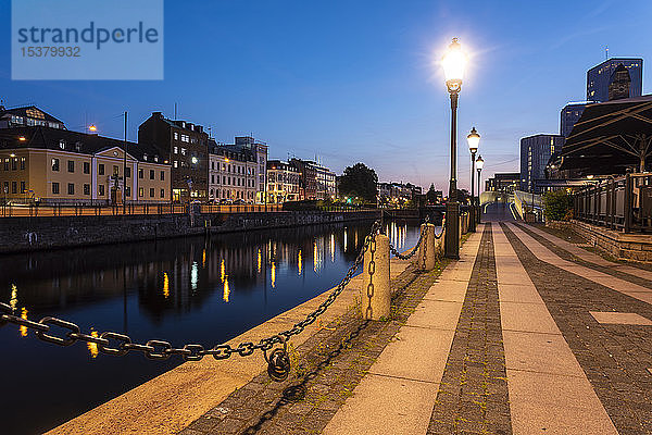 Straße am Kanal gegen den blauen Himmel bei Nacht in Malmö  Schweden