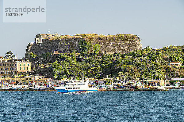 Schiff im Hafen vor Anker gegen den klaren Himmel in Korfu  Griechenland