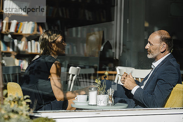 Geschäftsmann und -frau bei einem Treffen in einem Café