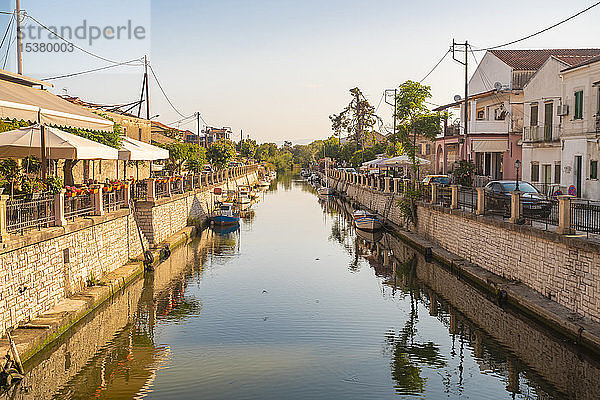 Kanal inmitten von Wohngebäuden in Korfu  Griechenland