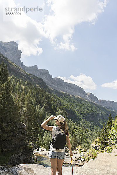 Rückansicht einer Frau  die die Aussicht in den Bergen genießt  Ordesa-Nationalpark  Aragon  Spanien