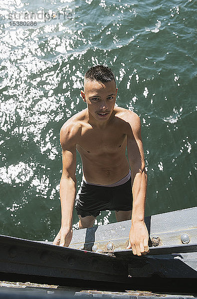 Porträt eines jungen Mannes vor dem Sprung von einer Brücke ins Wasser  Porto  Portugal