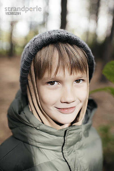 Porträt eines Jungen im herbstlichen Park