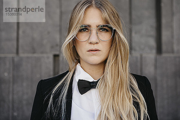 Porträt einer blonden jungen Frau mit schwarzer Krawatte und Blazer  Wien  Österreich
