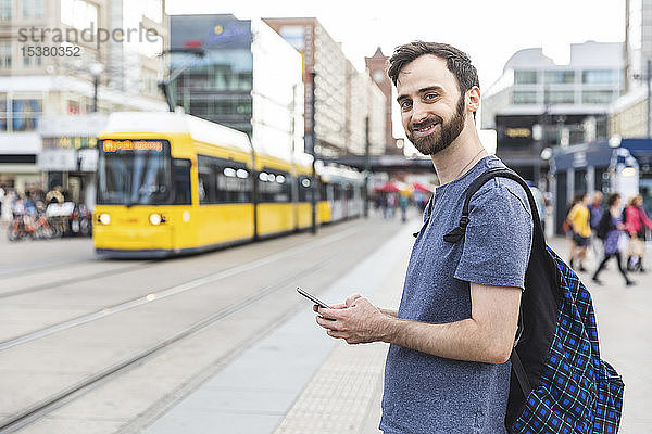 Mann mit Smartphone in der Stadt  Berlin  Deutschland