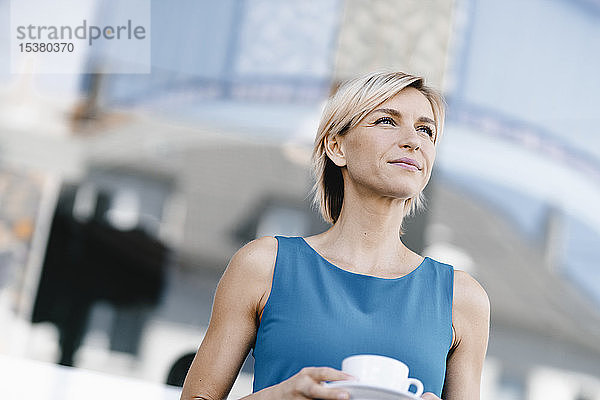 Geschäftsfrau mit Tasse Kaffee in der Hand  Porträt