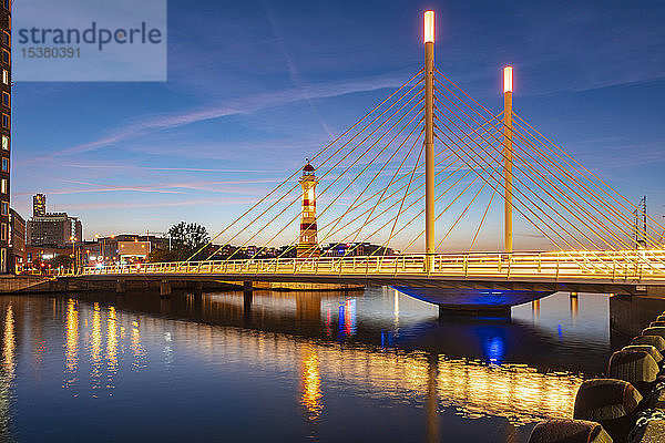 Beleuchtete Brücke über den Fluss gegen den Himmel bei Malmö  Schweden