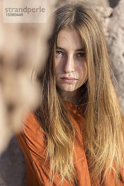Porträt eines weiblichen Teenagers im Freien