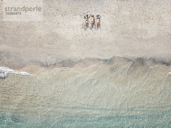 Luftaufnahme von jungen Frauen am Strand liegend  Insel Gili Air  Bali  Indonesien